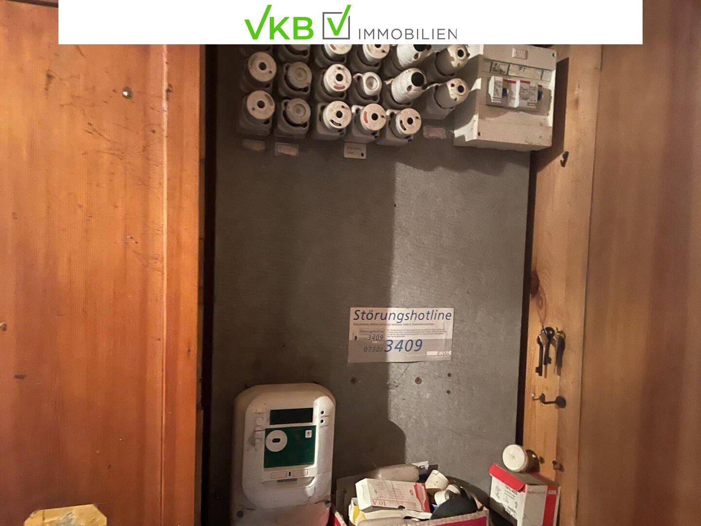 Sicherungskasten und Stromzähler in einem Abstellraum, deutet auf ältere Installation hin.