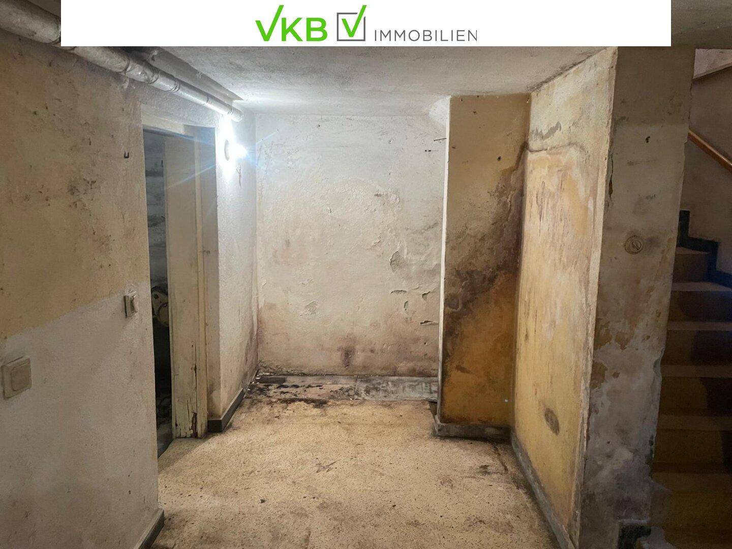 Geräumiger Kellerraum mit rohen Wänden und Boden, bietet viel Stauraum.