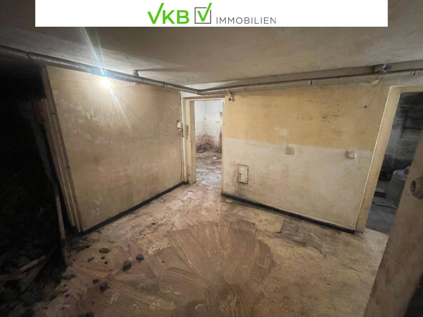 Großer Kellerraum mit mehreren Zugängen, bietet vielseitige Nutzungsmöglichkeiten.
