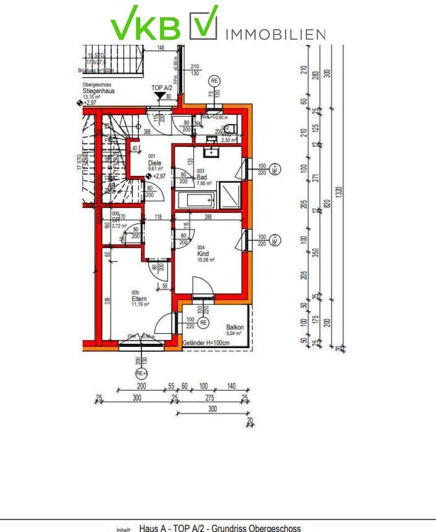 Grundriss des Obergeschosses mit Schlafzimmern, Badezimmer und Balkonzugang.