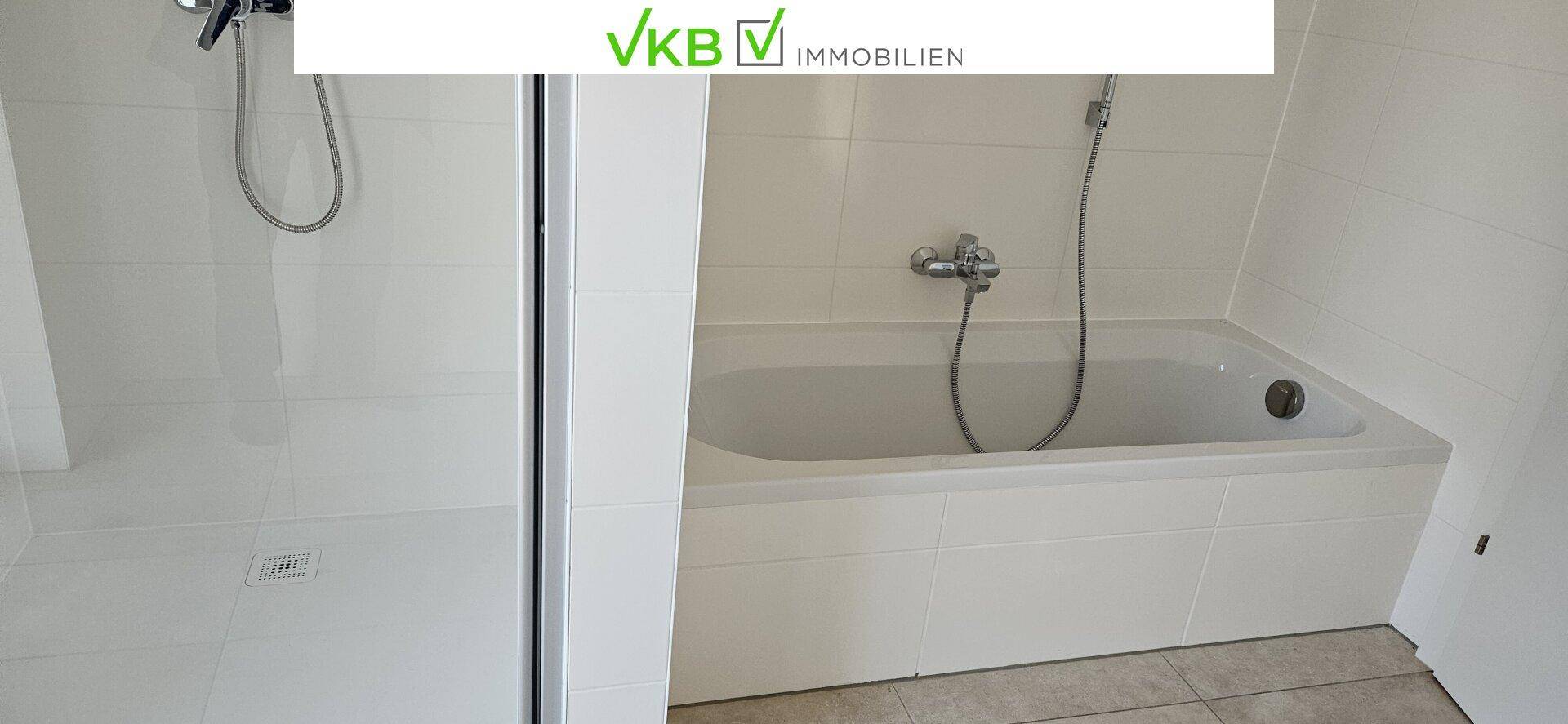 Badezimmer mit weißen Fliesen, ausgestattet mit einer Duschkabine und einer Badewanne.