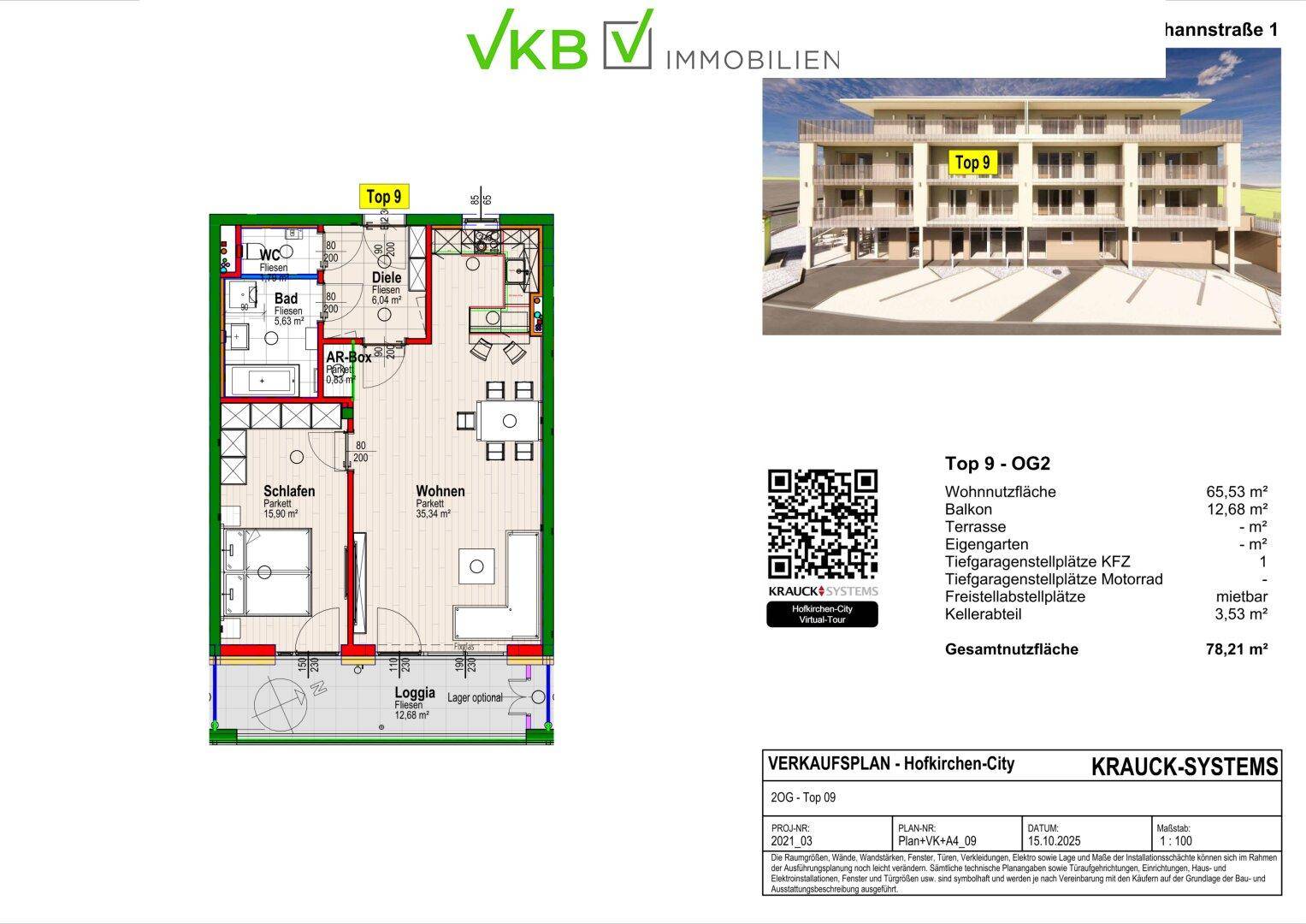 Grundriss einer modernen Wohnung mit Schlafzimmer, offenem Wohnbereich, Bad und Loggia, ergänzt durch eine Außenansicht des Neubaus mit Photovoltaikanlage.