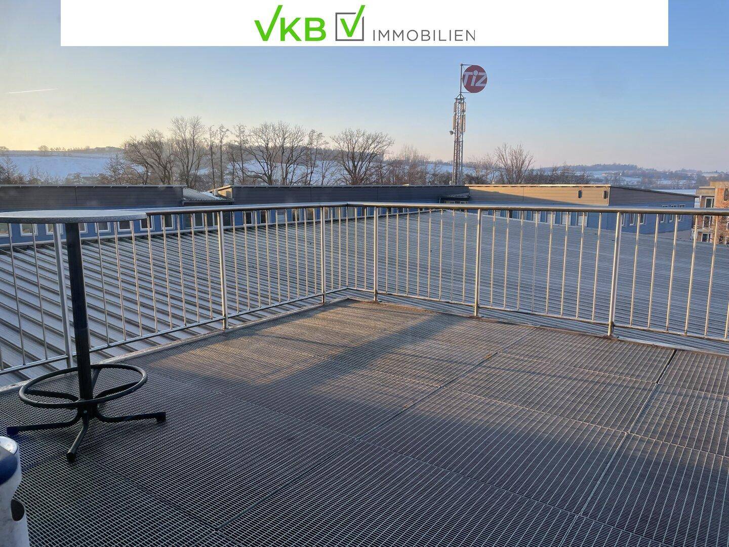 Dachterrasse mit Metallgitterboden, Geländer und weitem Blick über die Landschaft, ideal für Pausen im Freien.