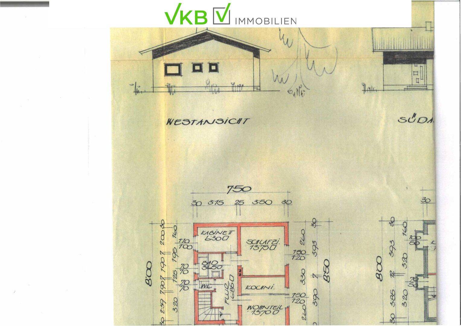 Architektonische Zeichnung der Westansicht und des Erdgeschossgrundrisses mit Raumaufteilung.
