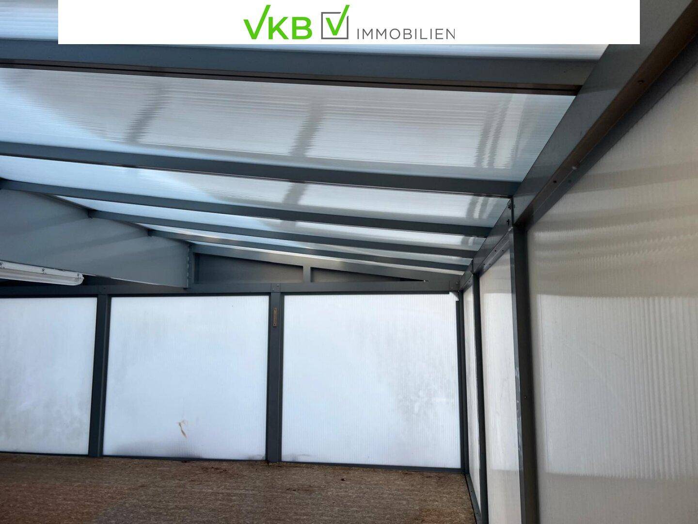 Detailansicht des transparenten Daches und der stabilen Metallkonstruktion des Carports.
