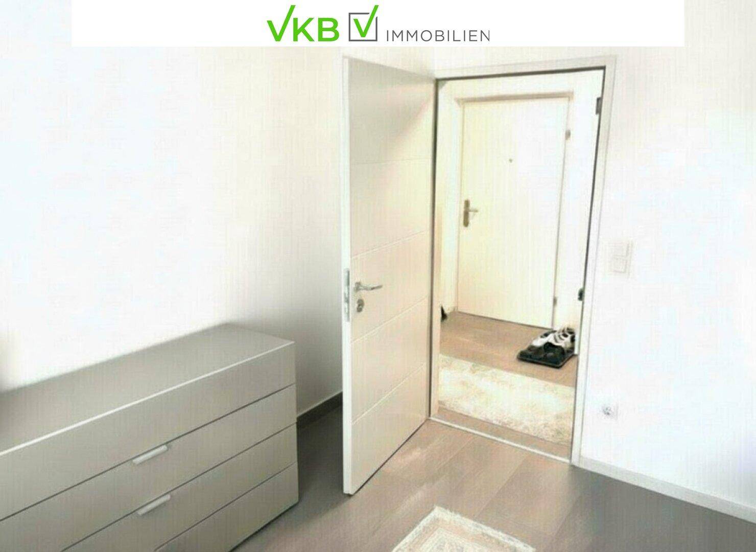 Schlafzimmer mit Blick in den Flur, ausgestattet mit einem Sideboard.