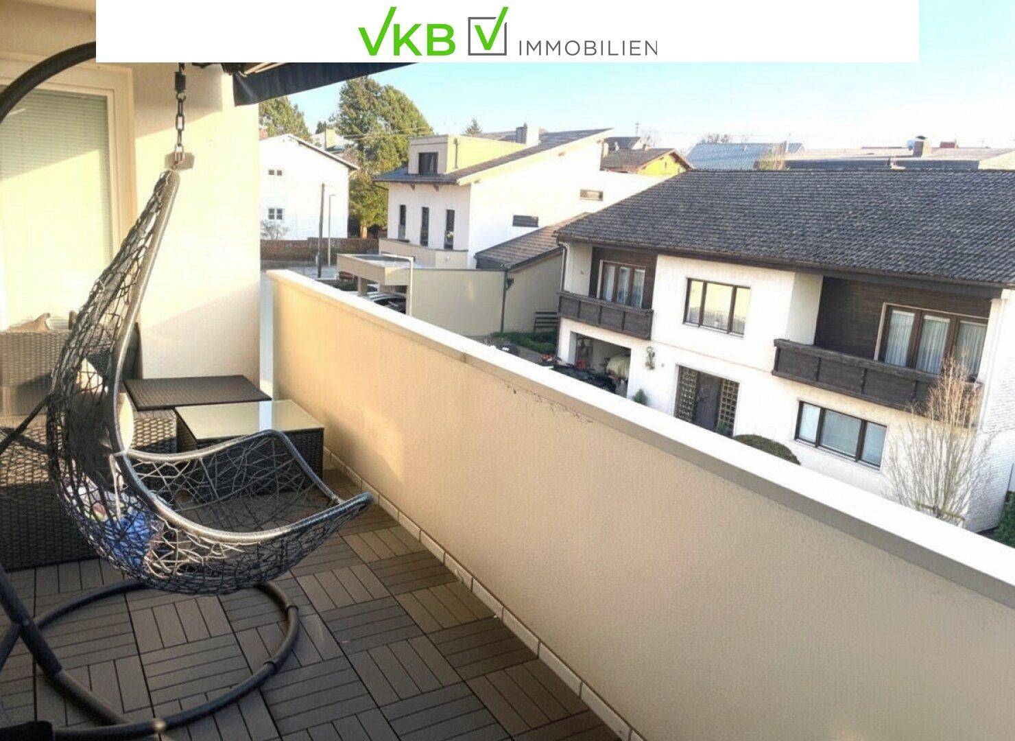 Balkon mit Hängesessel und Sitzgruppe, ideal zum Entspannen im Freien.