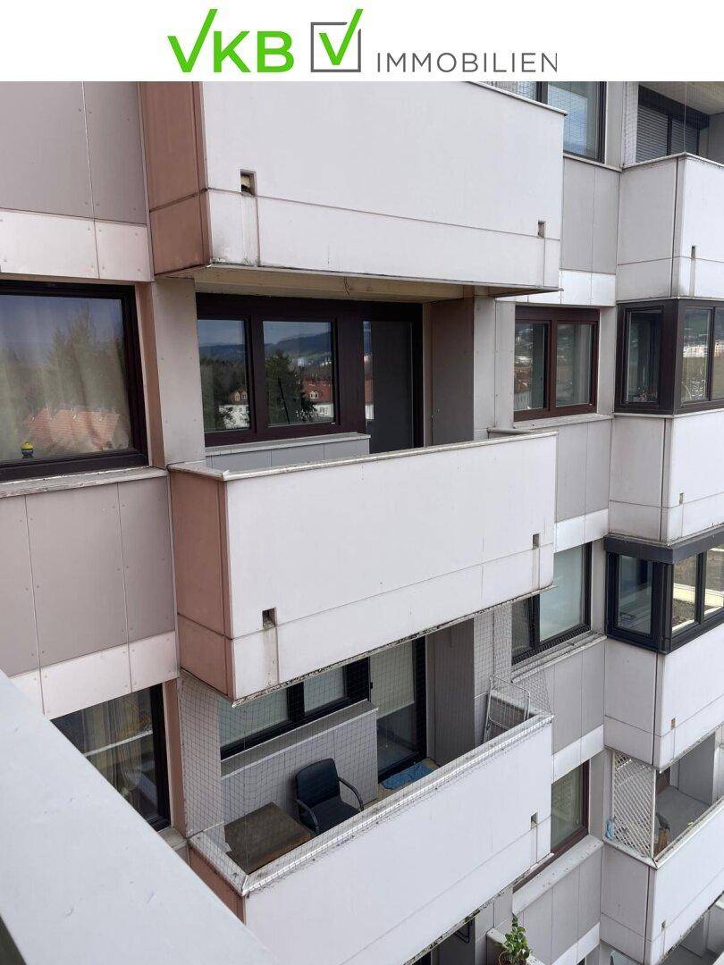 Mehrere Balkone an einer modernen Gebäudefassade mit Blick auf die Umgebung.