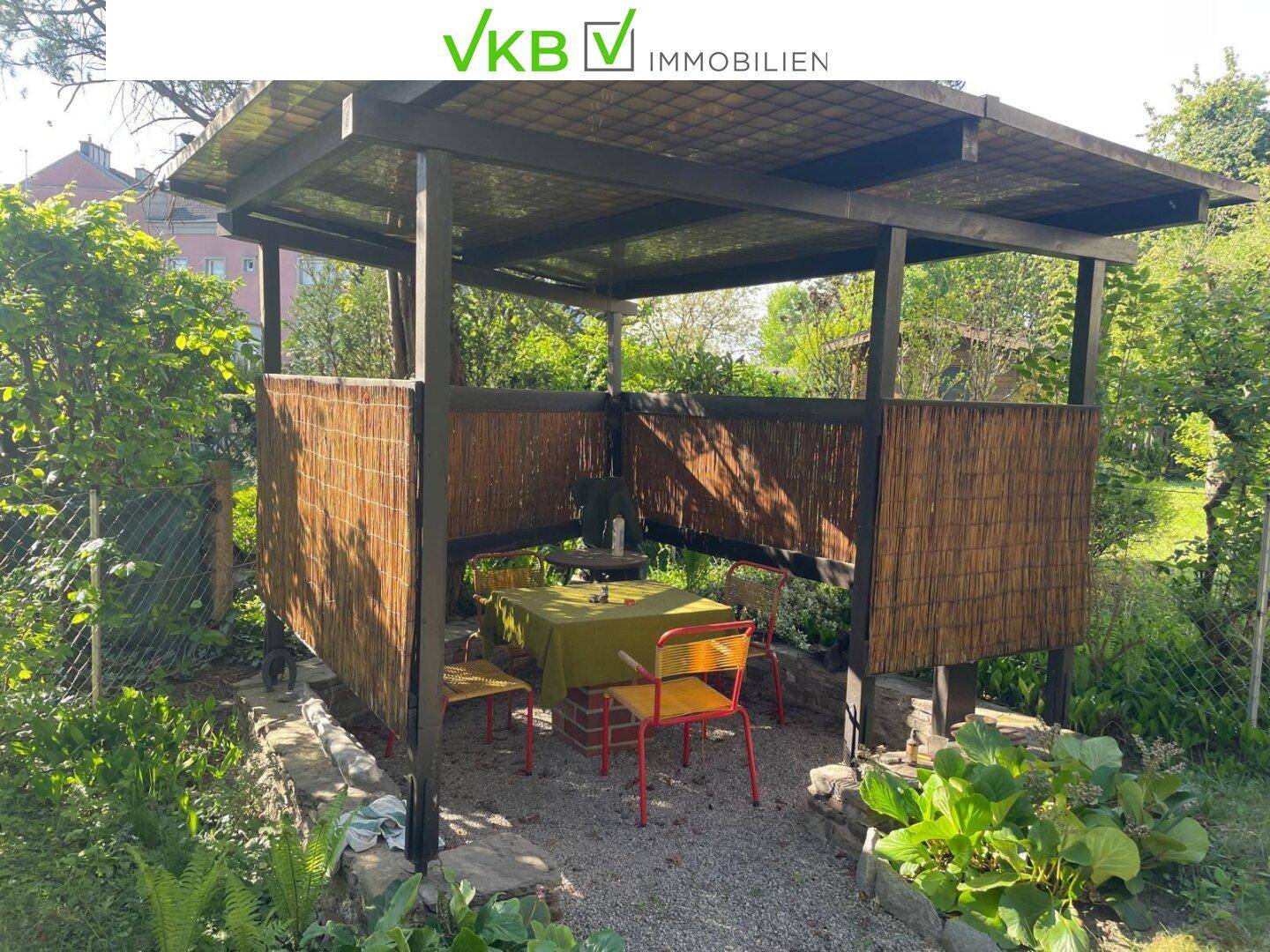 Gemütlicher Gartenpavillon mit Sitzgelegenheiten, ideal für entspannte Stunden im Grünen.
