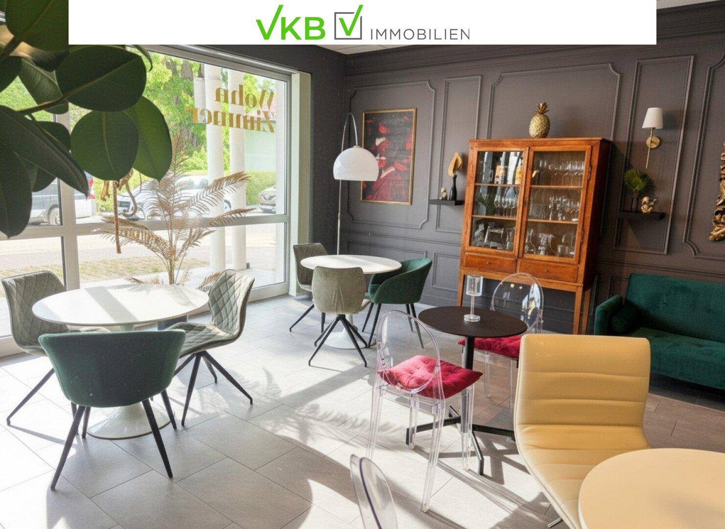 Heller Loungebereich mit großen Fenstern, die viel Tageslicht hereinlassen, und verschiedenen Sitzbereichen.