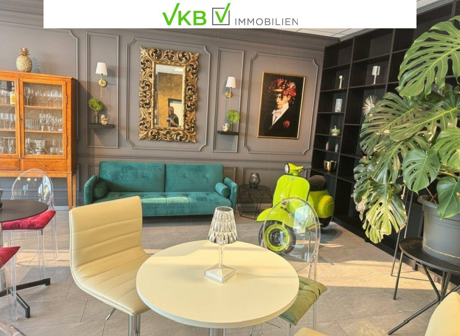 Stilvoller Loungebereich mit bequemen Sitzgelegenheiten, dekorativen Spiegeln und einer auffälligen Vespa.