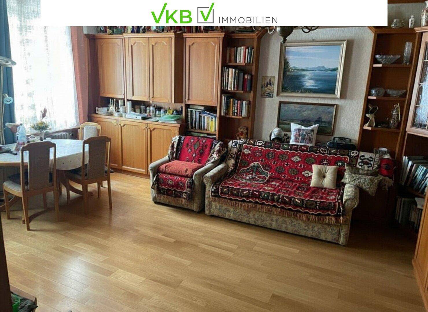 Gemütlicher Wohn-Essbereich mit Laminatboden, traditionellen Möbeln und viel Stauraum.