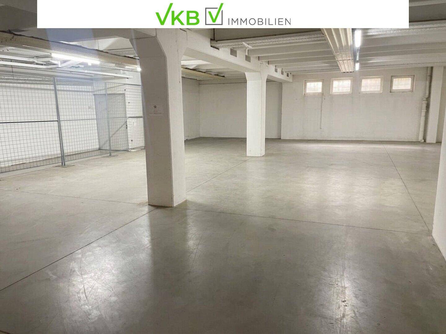 Geräumiger Lagerraum im Untergeschoss mit Betonstützen und kleinen Fenstern.