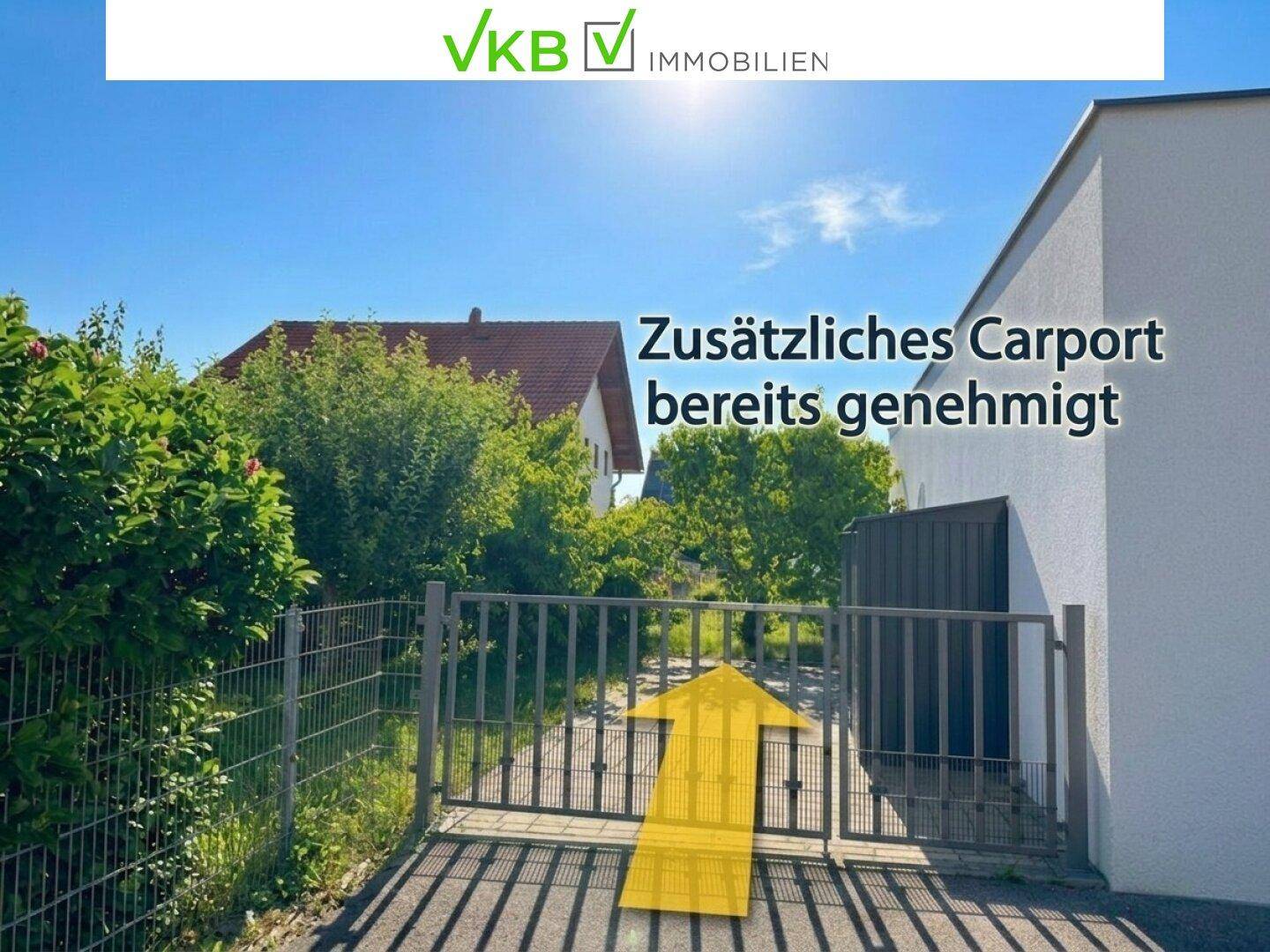 Einfahrt mit Tor und gepflastertem Bereich, Hinweis auf genehmigtes Carport.