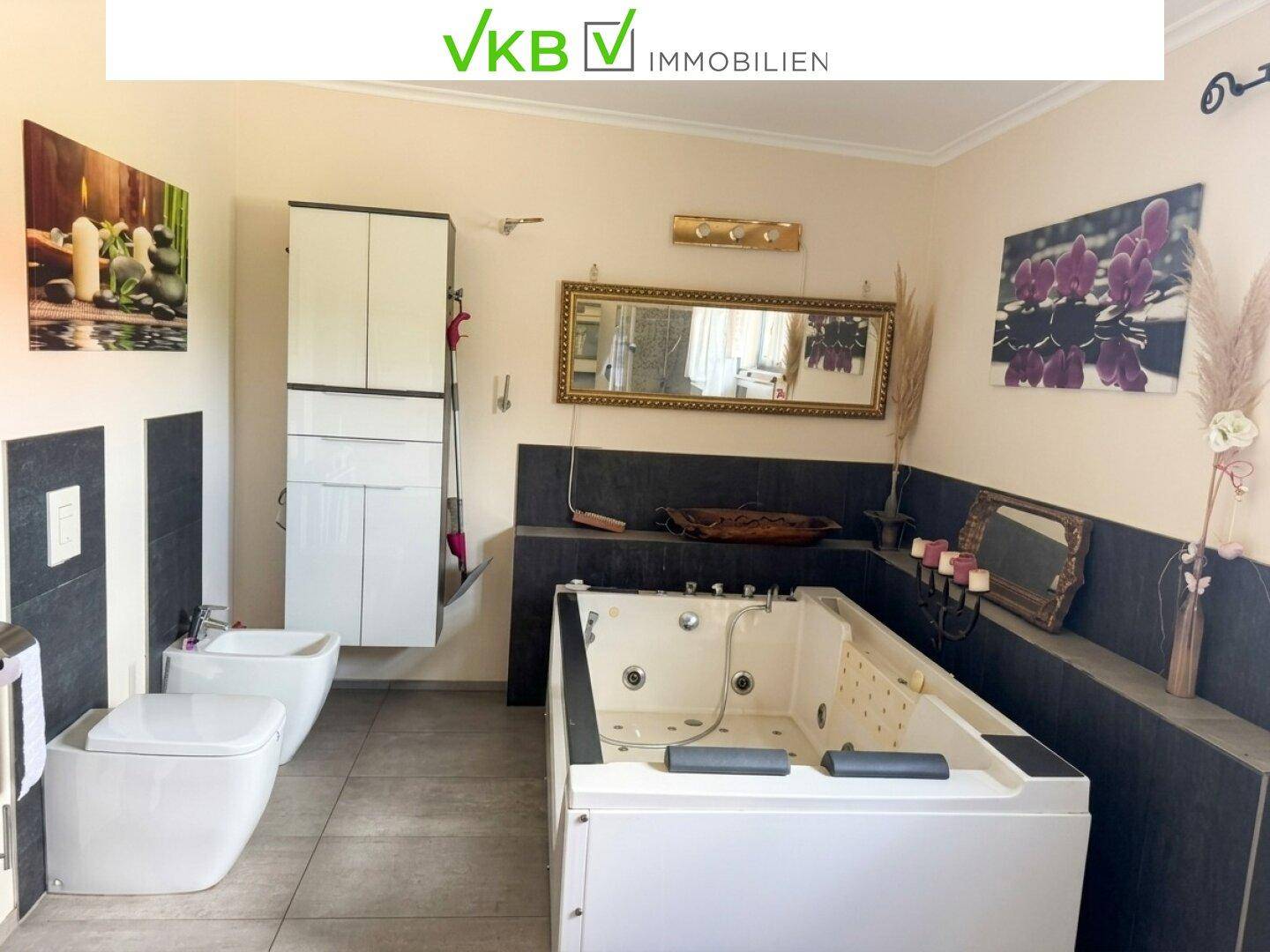 Geräumiges Badezimmer mit Whirlpool, Bidet und Toilette, ideal zur Entspannung.