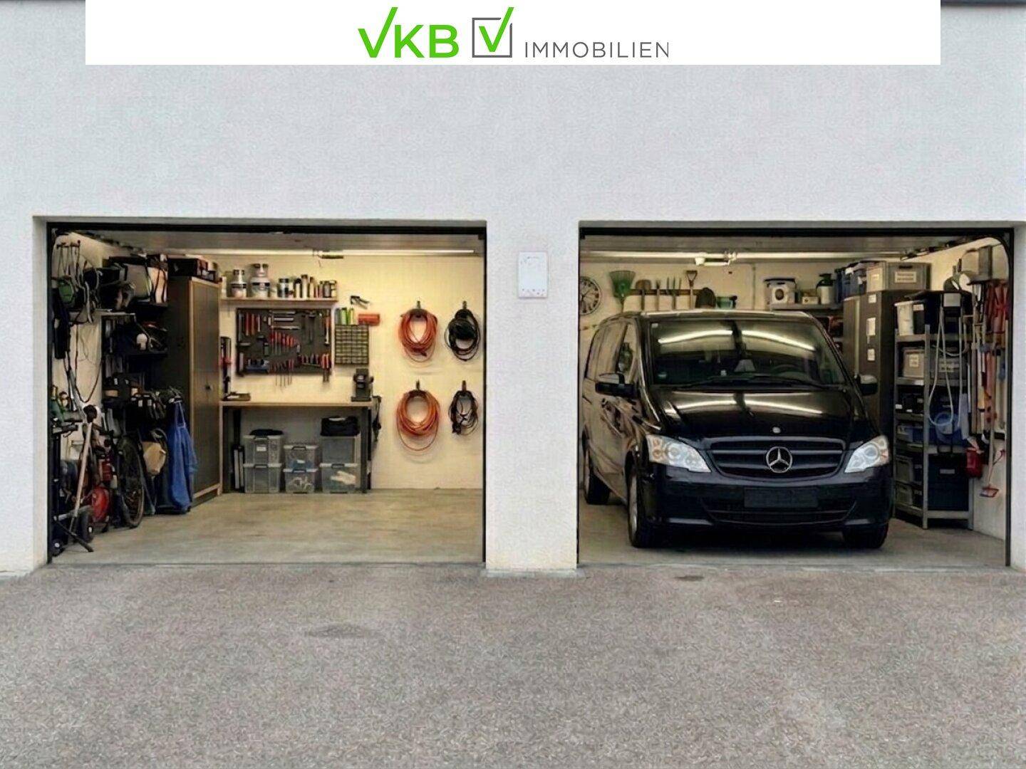 Geräumige Doppelgarage mit Werkstattbereich und Platz für ein Fahrzeug.