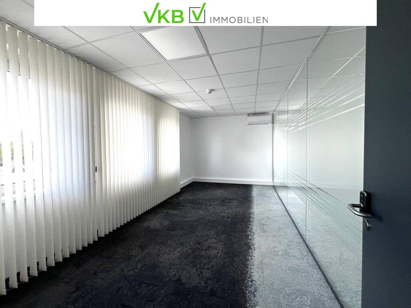 Helles Büro mit vertikalen Jalousien, Teppichboden und Klimaanlage, bereit für die individuelle Gestaltung.
