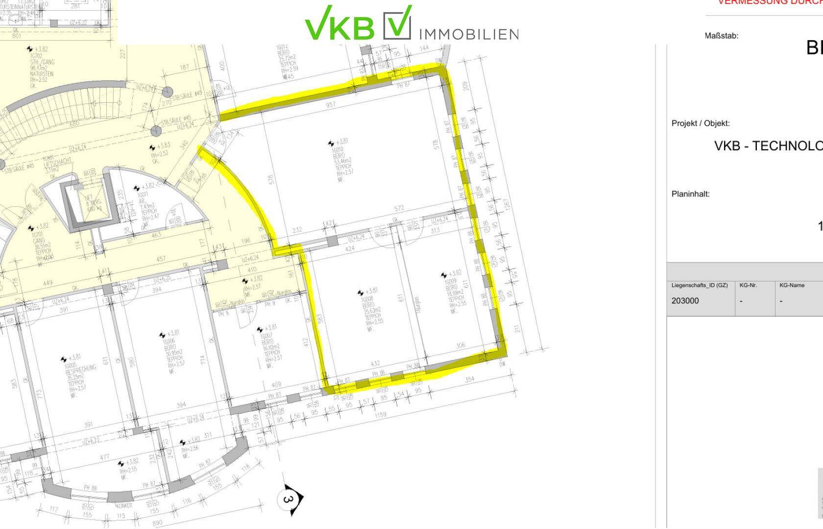 Technischer Grundriss des Gebäudes mit hervorgehobenen Bereichen und detaillierten Maßen.