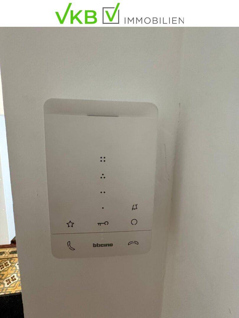 Moderne Gegensprechanlage an der Wand im Eingangsbereich des Apartments.