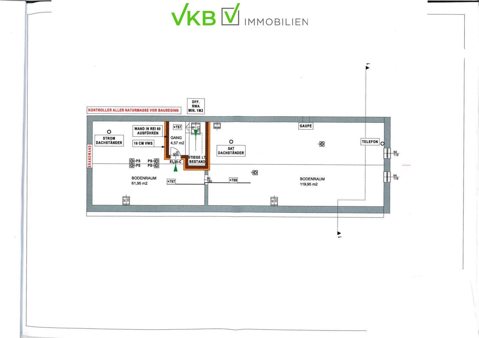 Grundrissplan des Dachgeschosses mit großem Bodenraum und Dachfenstern, zeigt Ausbaupotenzial.