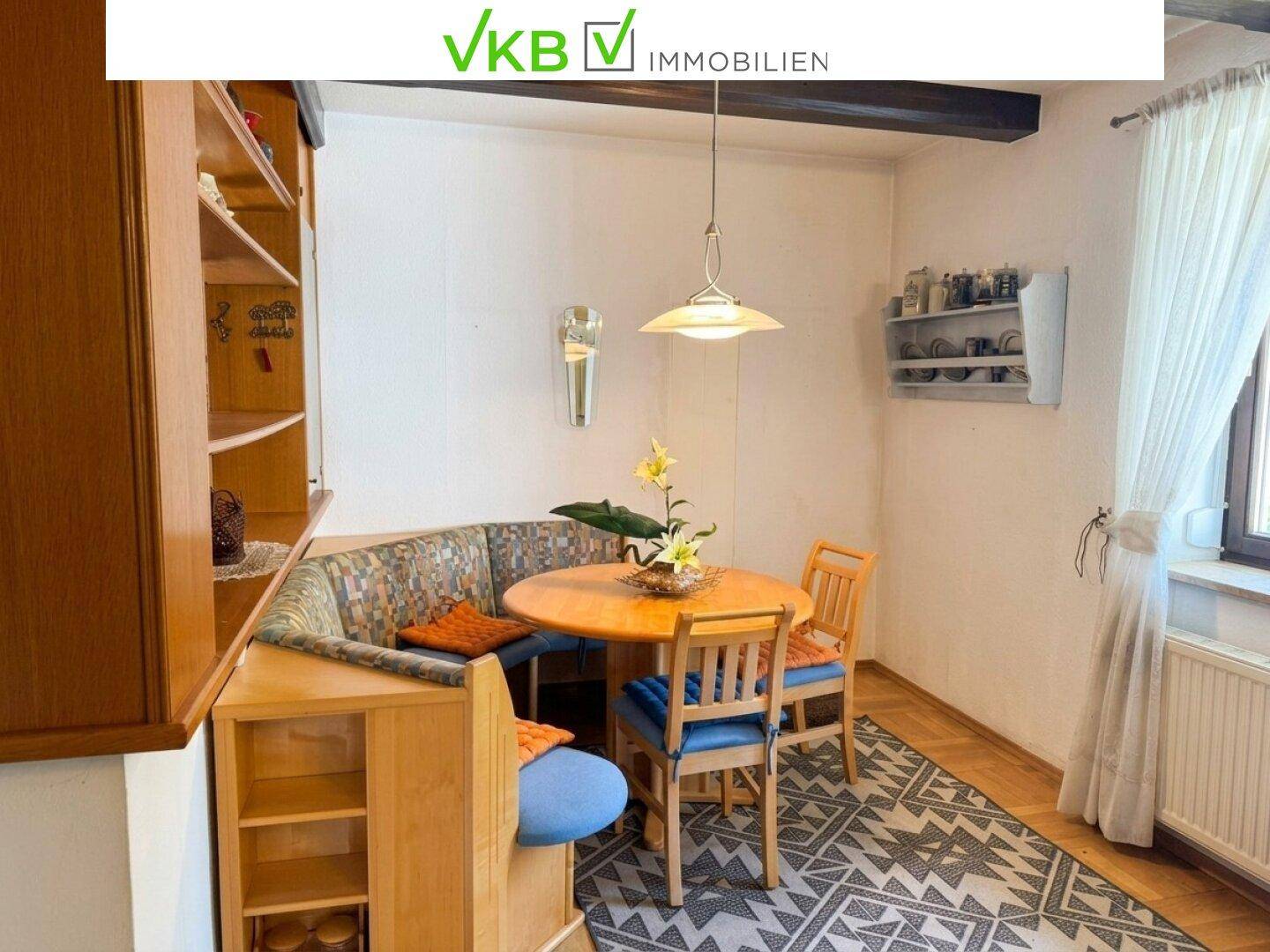 Gemütlicher Essbereich mit Eckbank und Holztisch, ideal für Familienmahlzeiten in der Küche.