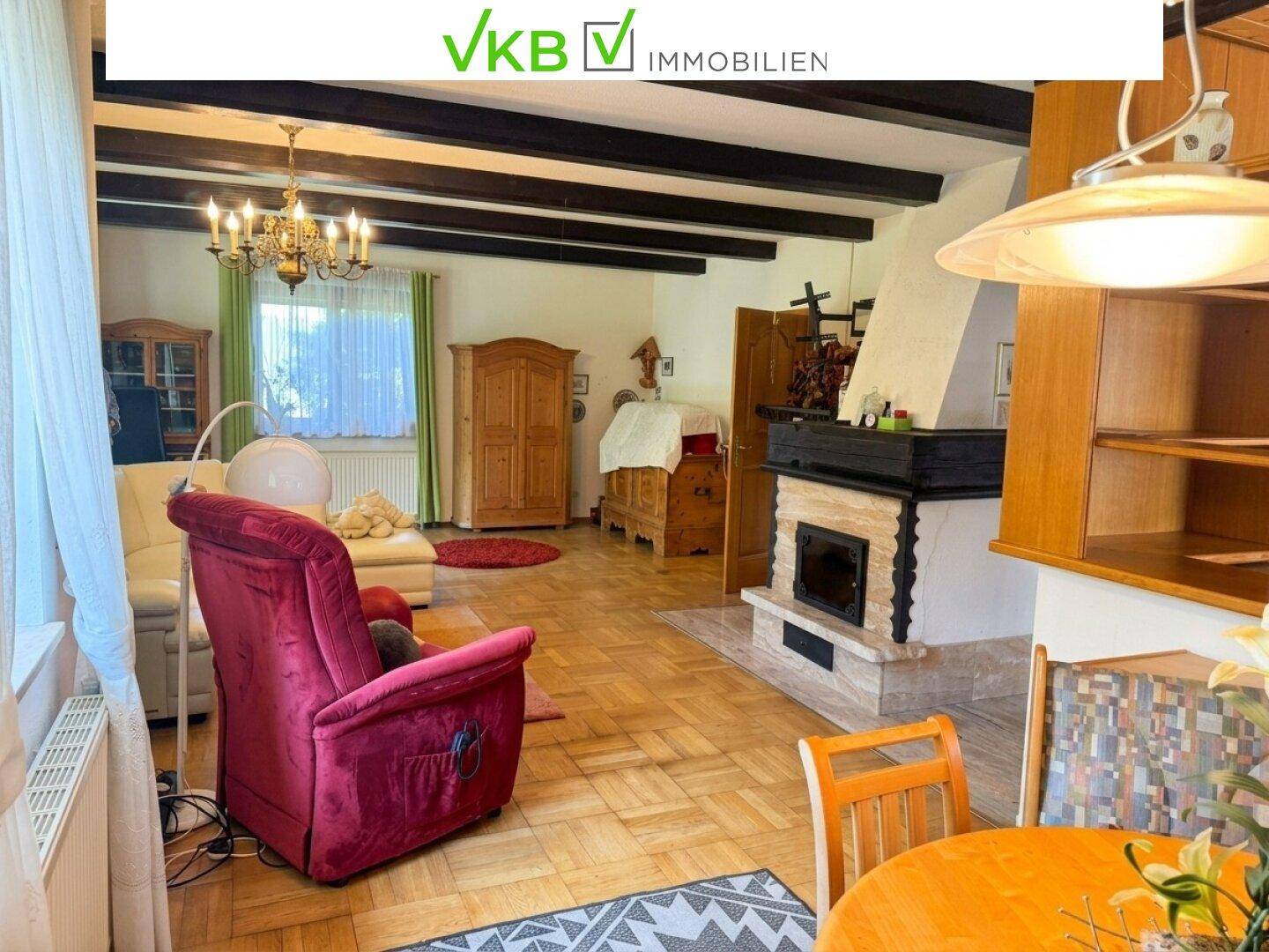 Gemütlicher Wohn-Essbereich mit Kamin, Holzbalken und traditioneller Einrichtung, strahlt Wärme aus.