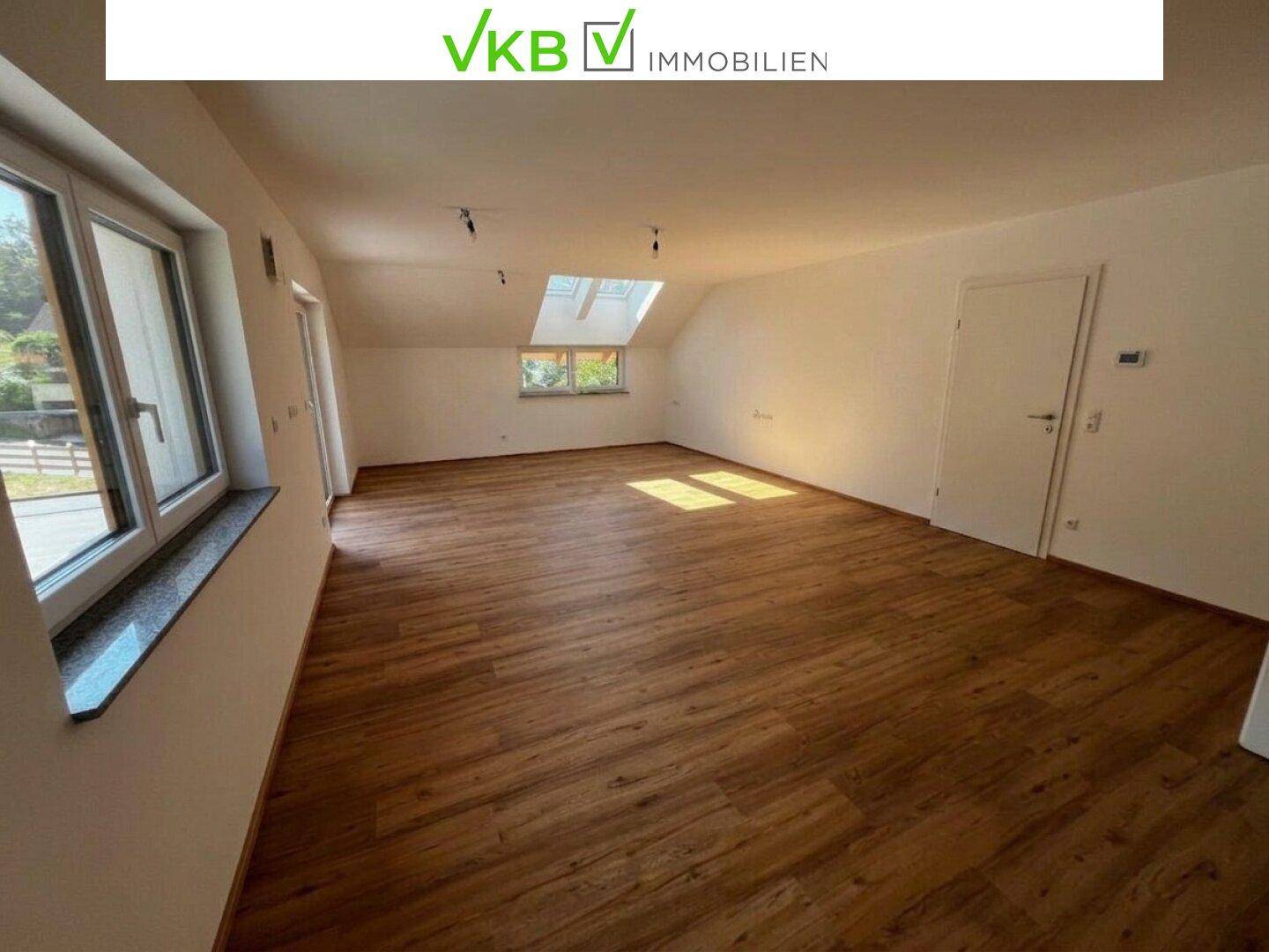 Geräumiger, heller Raum mit Holzboden, großen Fenstern und Dachfenstern für viel Licht.