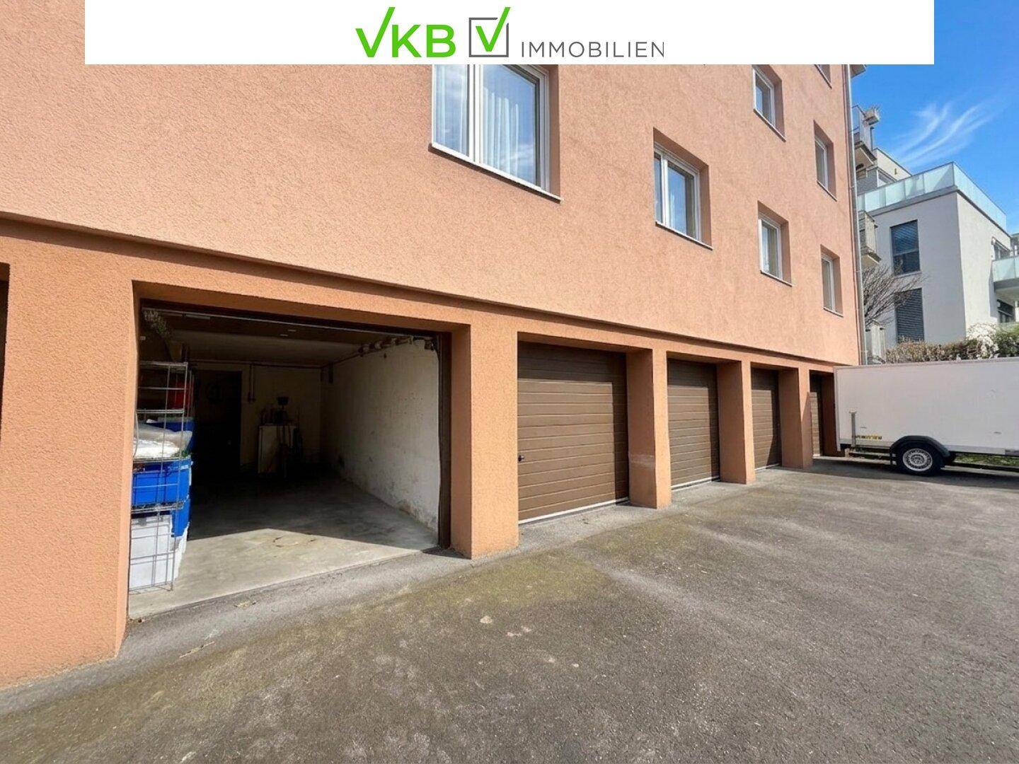 Offenes Garagentor mit Blick auf den Innenraum und weitere geschlossene Garagen.