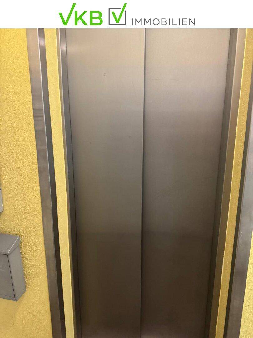 Geschlossene Aufzugstür aus Metall in einem Gebäude.