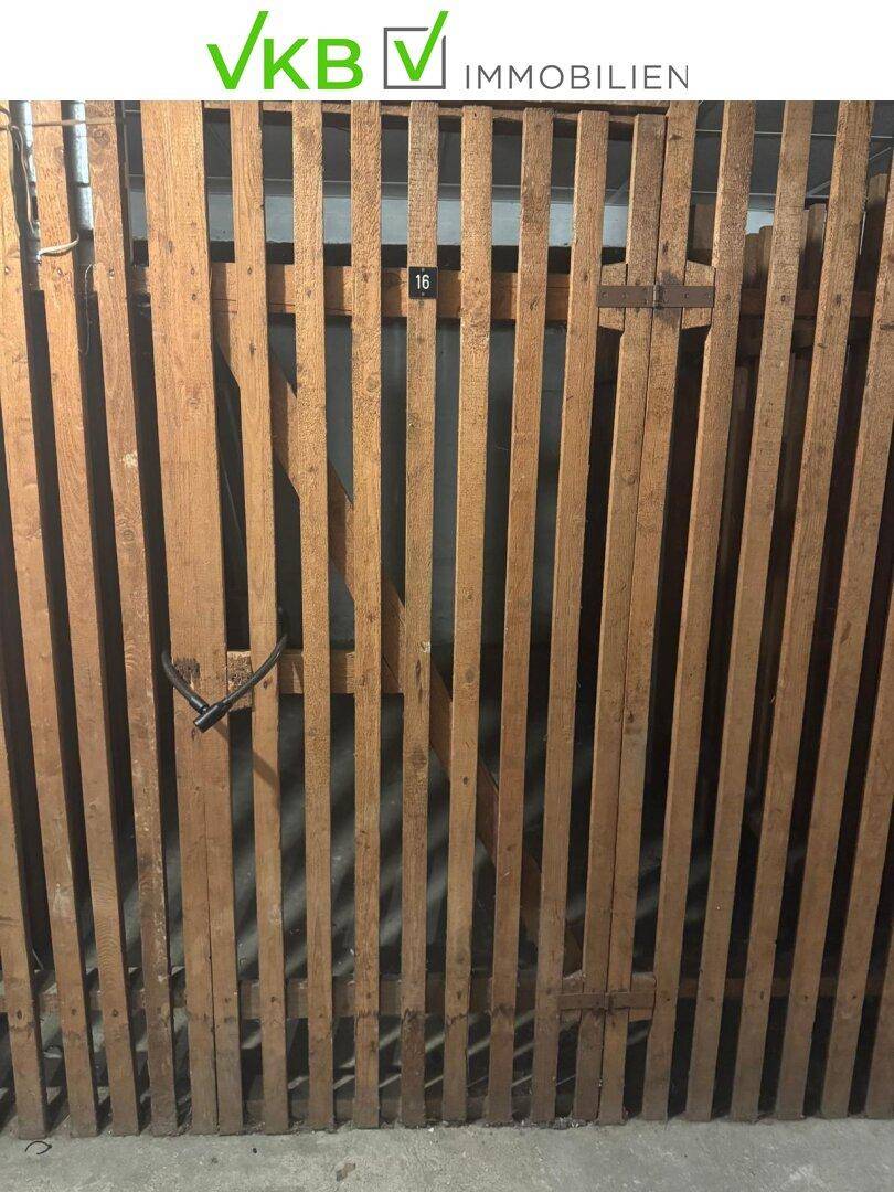 Holztür eines Kellerabteils mit der Nummer 16, bietet sicheren Stauraum.