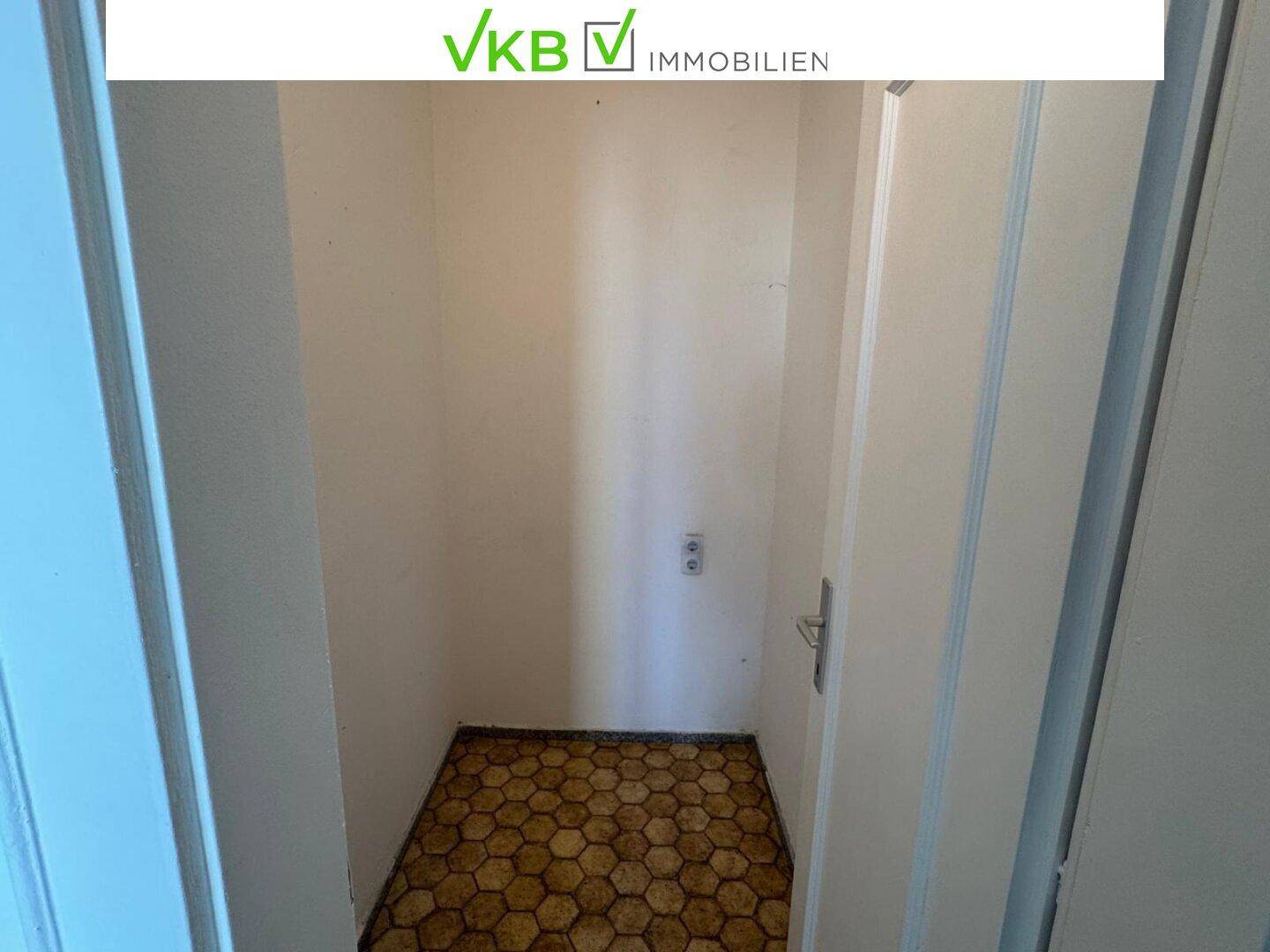 Kleiner Abstellraum mit Linoleumboden, ideal für zusätzlichen Stauraum.