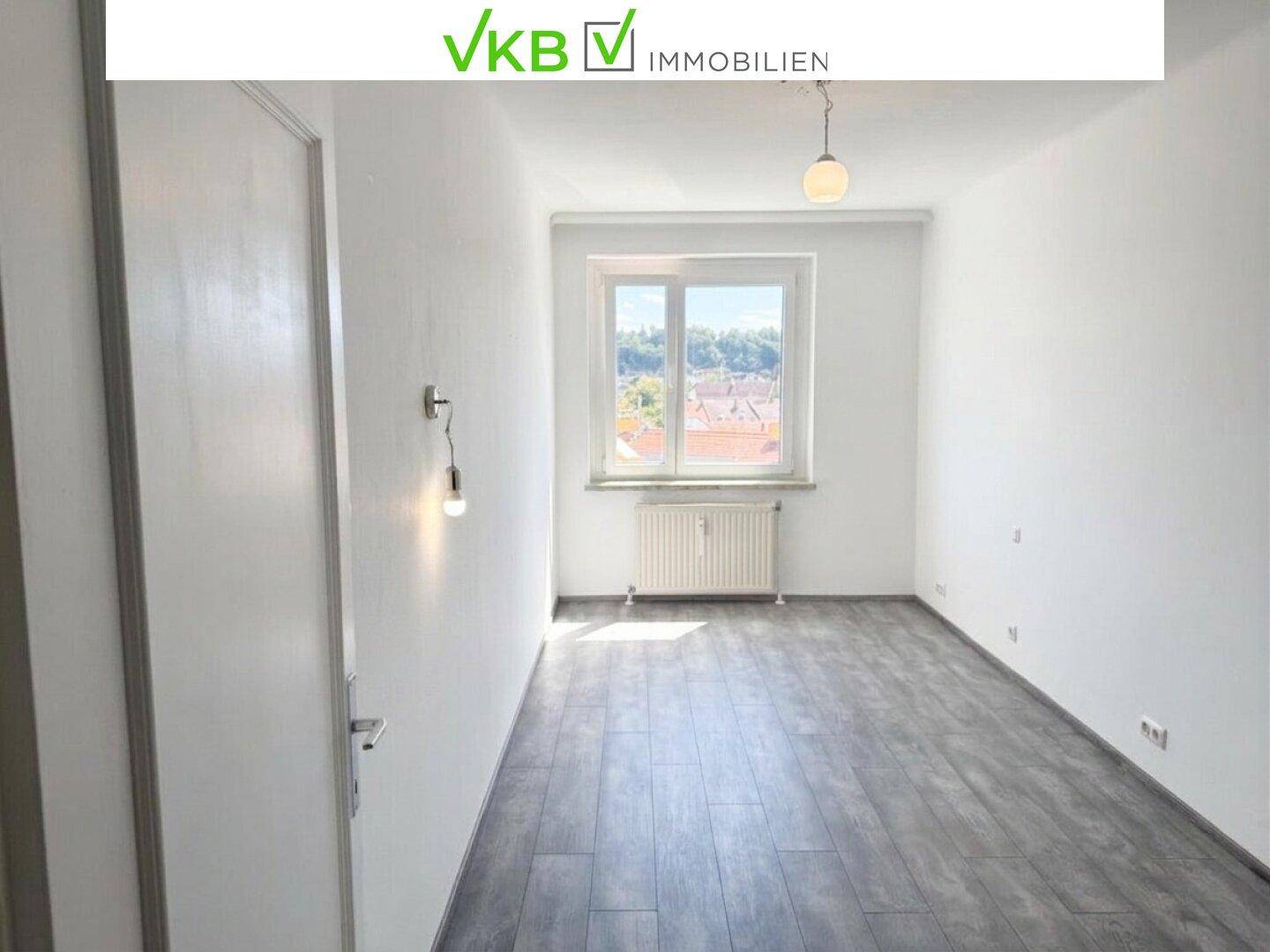 Helles Zimmer mit Laminatboden und Fenster, vielseitig nutzbar als Schlaf- oder Kinderzimmer.