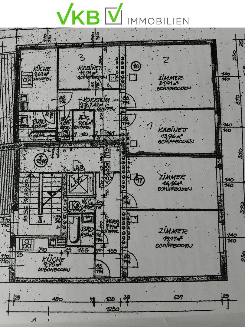 Detaillierter Grundriss einer Wohnung mit mehreren Zimmern und Nasszellen.