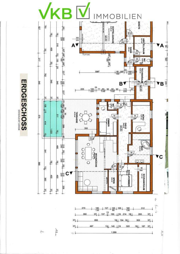 Grundriss des Erdgeschosses mit offener Wohnküche, Terrasse, Doppelgarage und mehreren Zimmern.