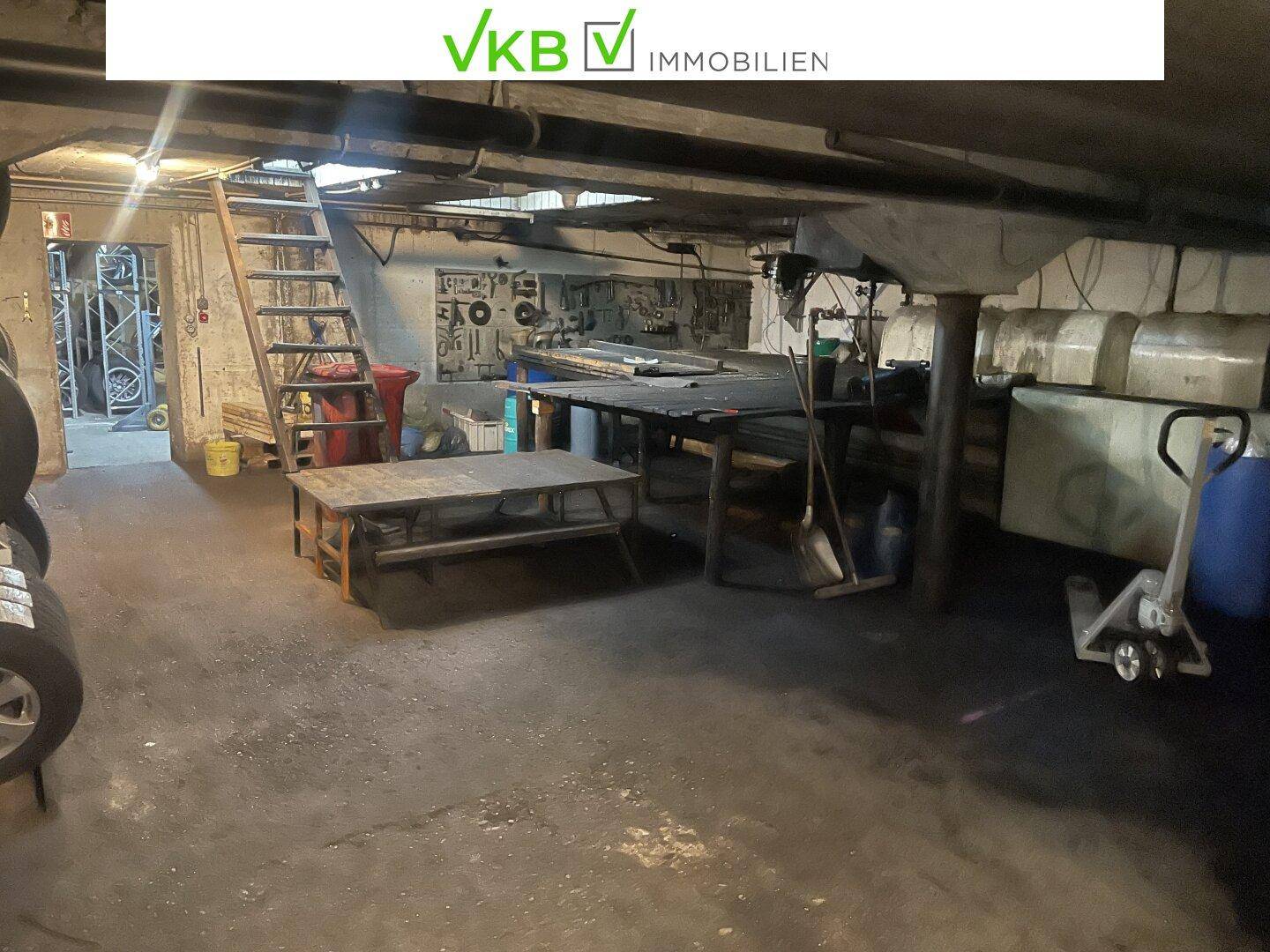 Untergeschoss-Werkstatt mit Werkbänken und Lagerflächen, ideal für handwerkliche Arbeiten und Lagerung.