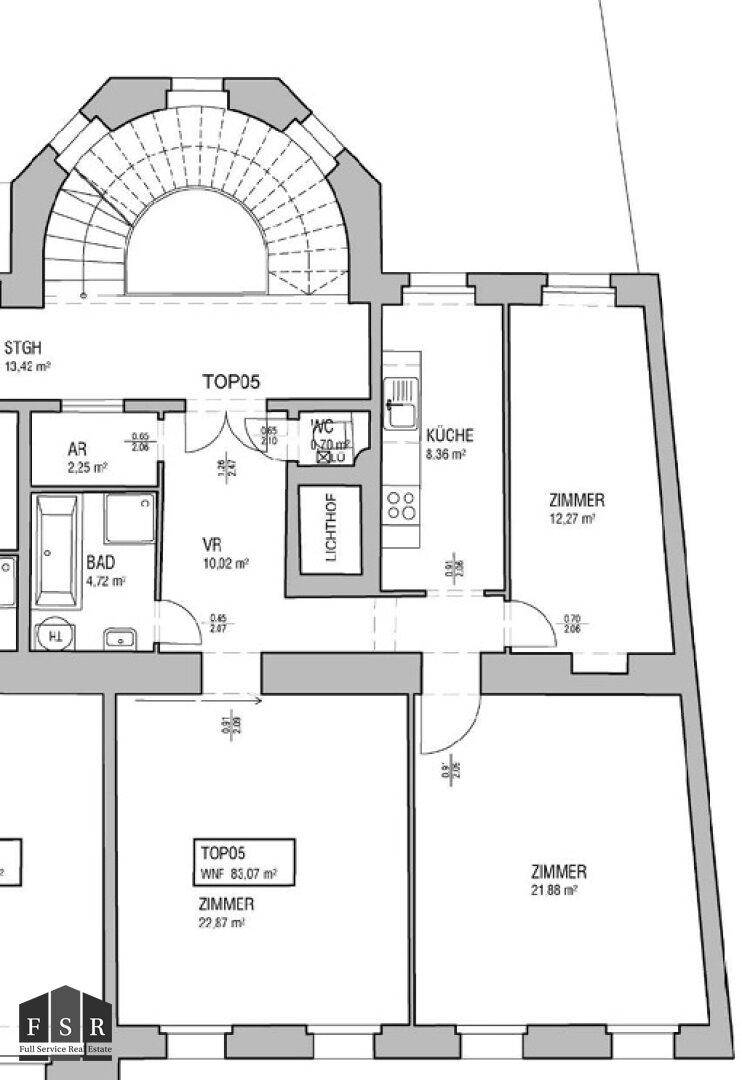 Grundriss der Wohnung TOP05 mit mehreren Zimmern, Küche und Bad.