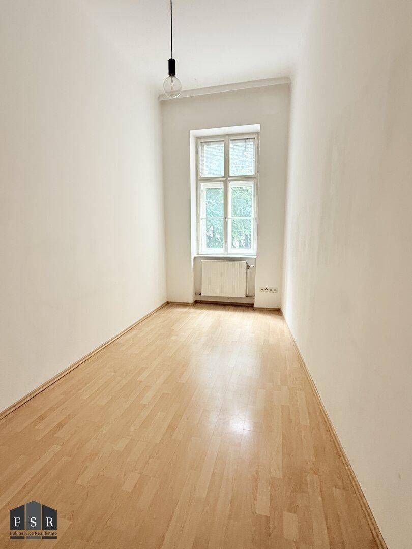 Kleines, helles Zimmer mit Laminatboden und einem Fenster.