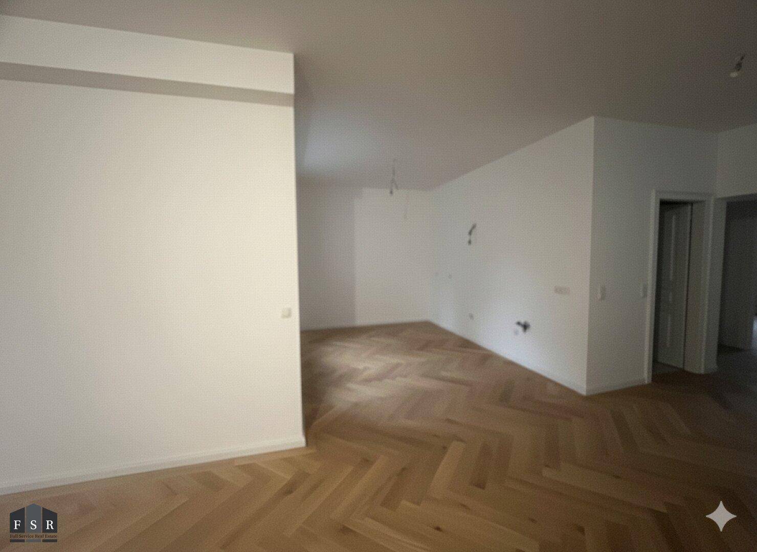 Geräumiger, heller Raum mit Fischgrätparkett und weißen Wänden, bereit zur individuellen Gestaltung.