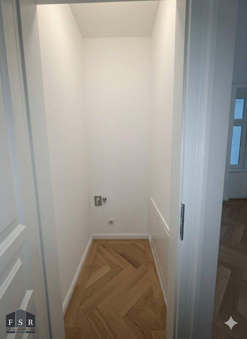 Praktischer Abstellraum mit Anschlüssen, ideal für Waschmaschine oder zusätzlichen Stauraum.