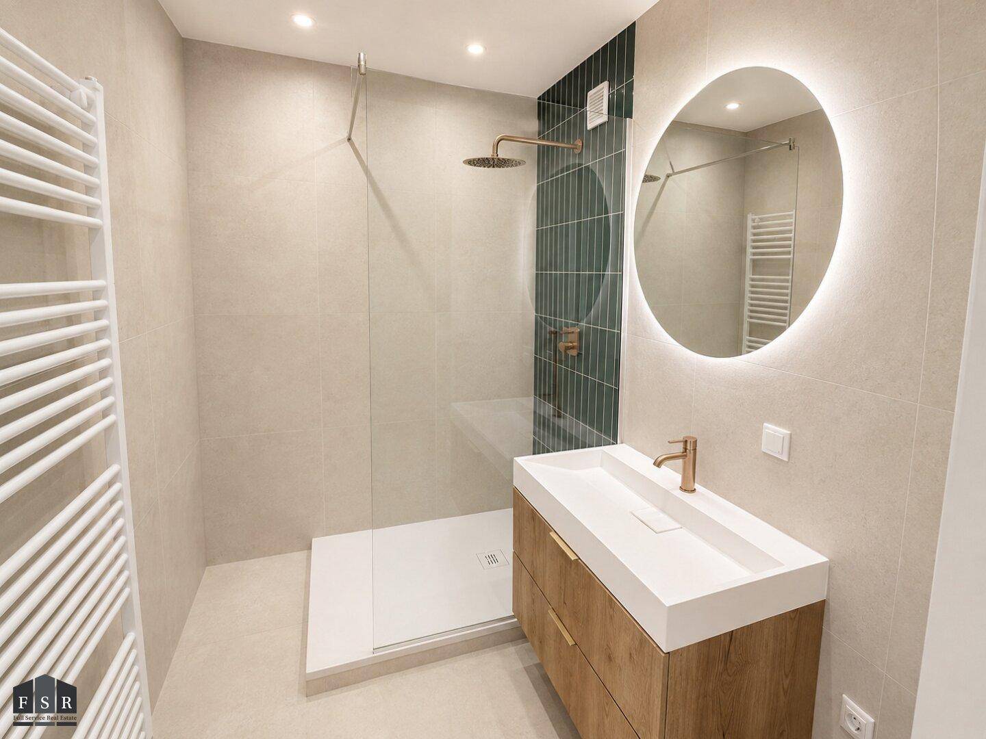 Modernes Badezimmer mit begehbarer Dusche, beleuchtetem Spiegel und Handtuchheizkörper.