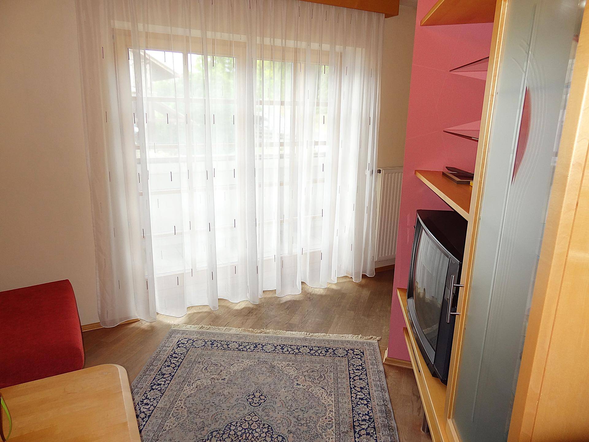 Wohnzimmer mit großem Fenster, das viel Tageslicht hereinlässt.