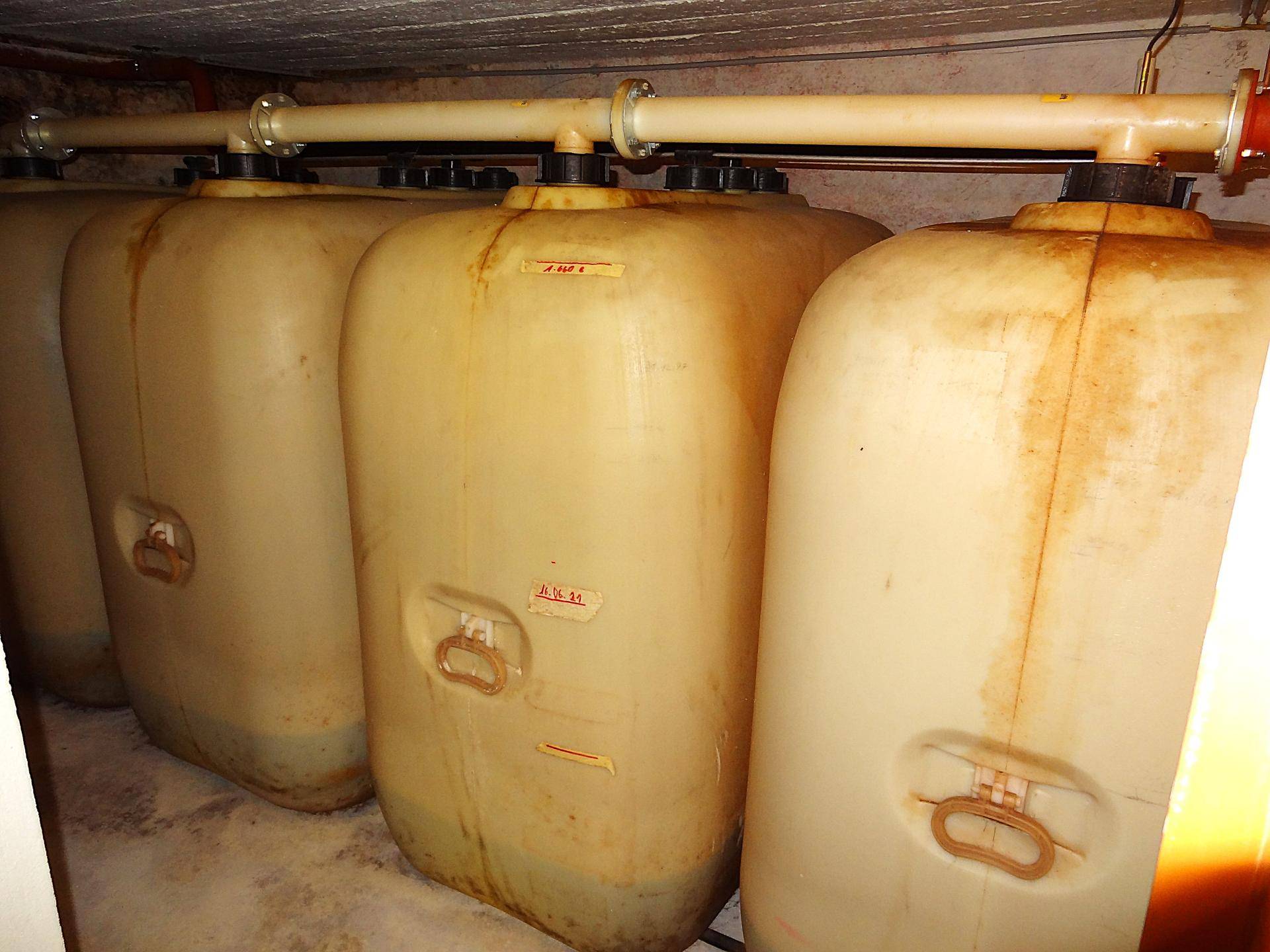 Kellerraum mit mehreren großen Kunststofftanks, wahrscheinlich für Heizöl oder Wasserspeicher.