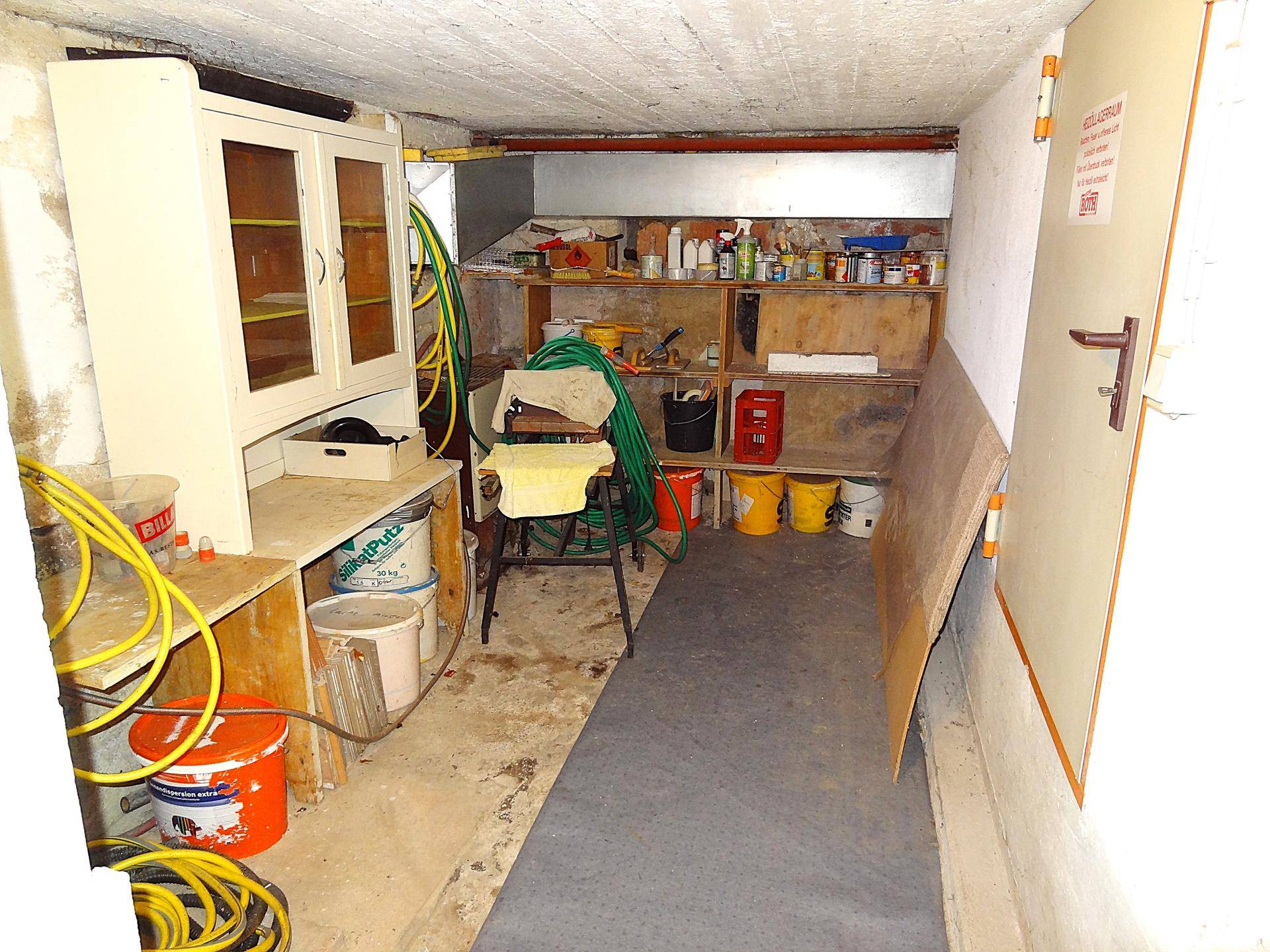 Geräumiger Abstellraum im Keller mit Regalen und verschiedenen Lagergegenständen.