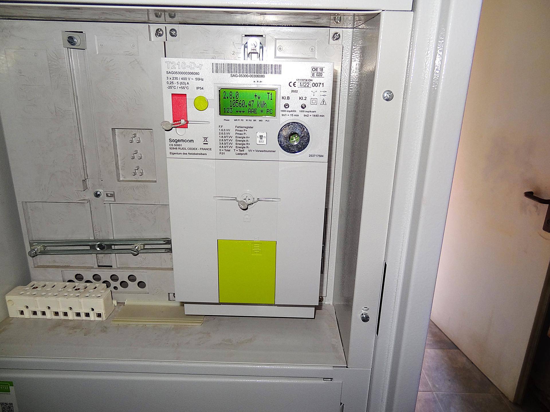 Elektrischer Zählerkasten mit digitalem Stromzähler und aktuellen Verbrauchswerten.