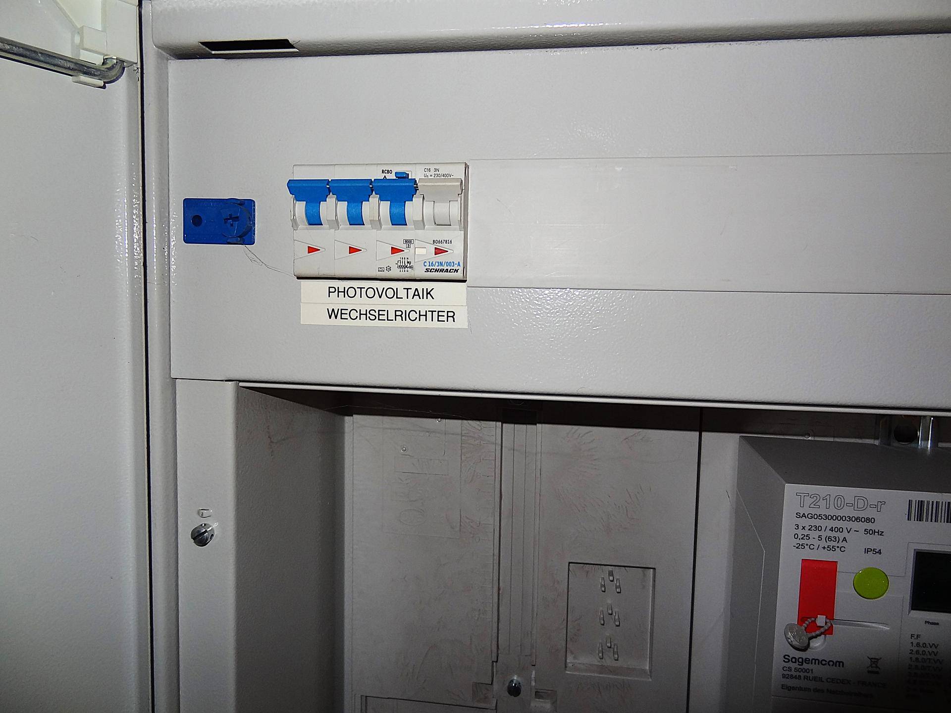 Sicherungskasten mit Schalter für den Photovoltaik-Wechselrichter, zeigt moderne Energieinfrastruktur.