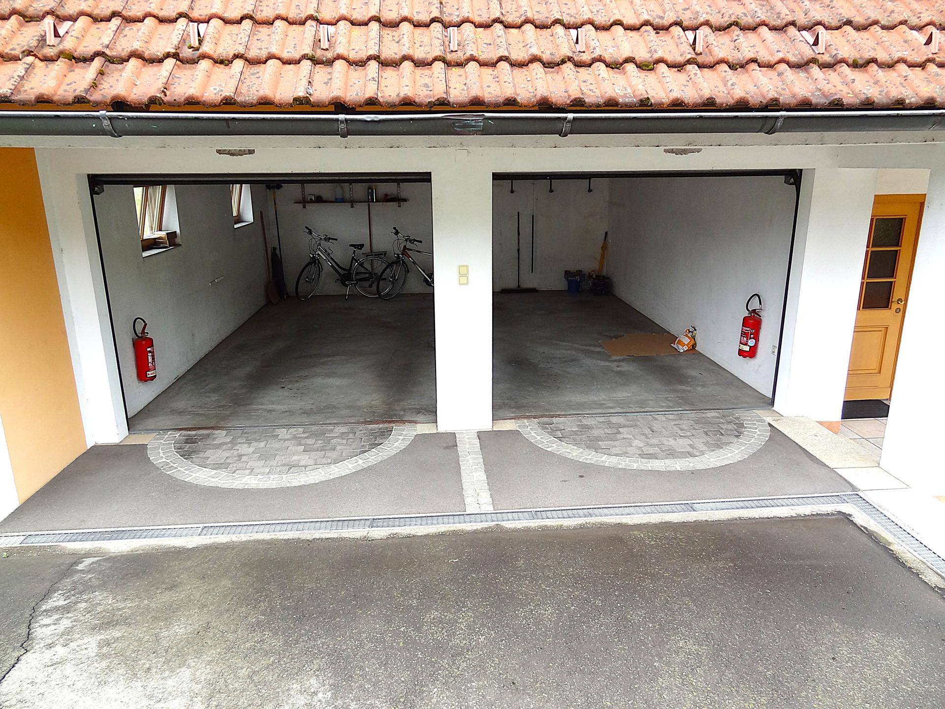 Offene Doppelgarage mit ausreichend Platz für Fahrzeuge und zusätzliche Lagerung.