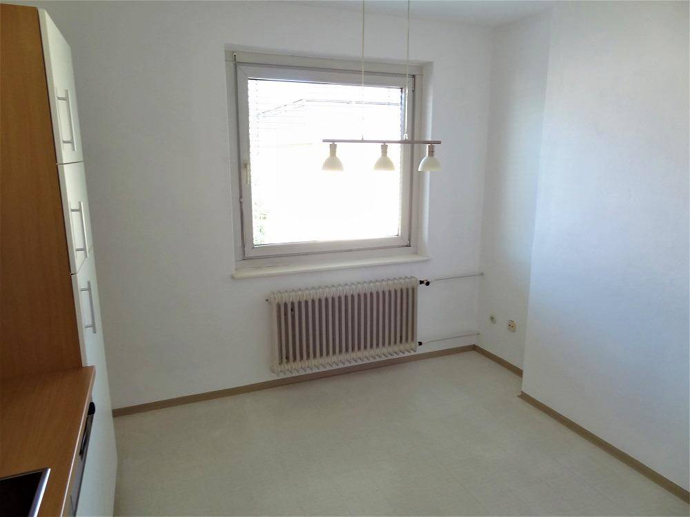 Lichtdurchfluteter Essbereich mit Fenster und Heizung, angrenzend an die Küche.