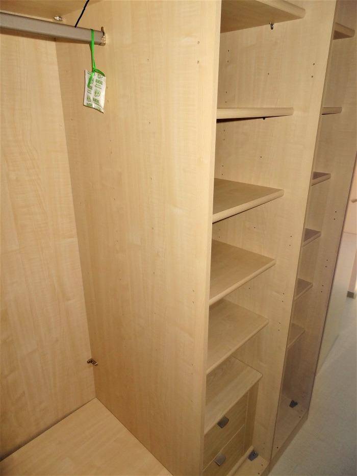Detailansicht der Regale und Kleiderstange im begehbaren Kleiderschrank.
