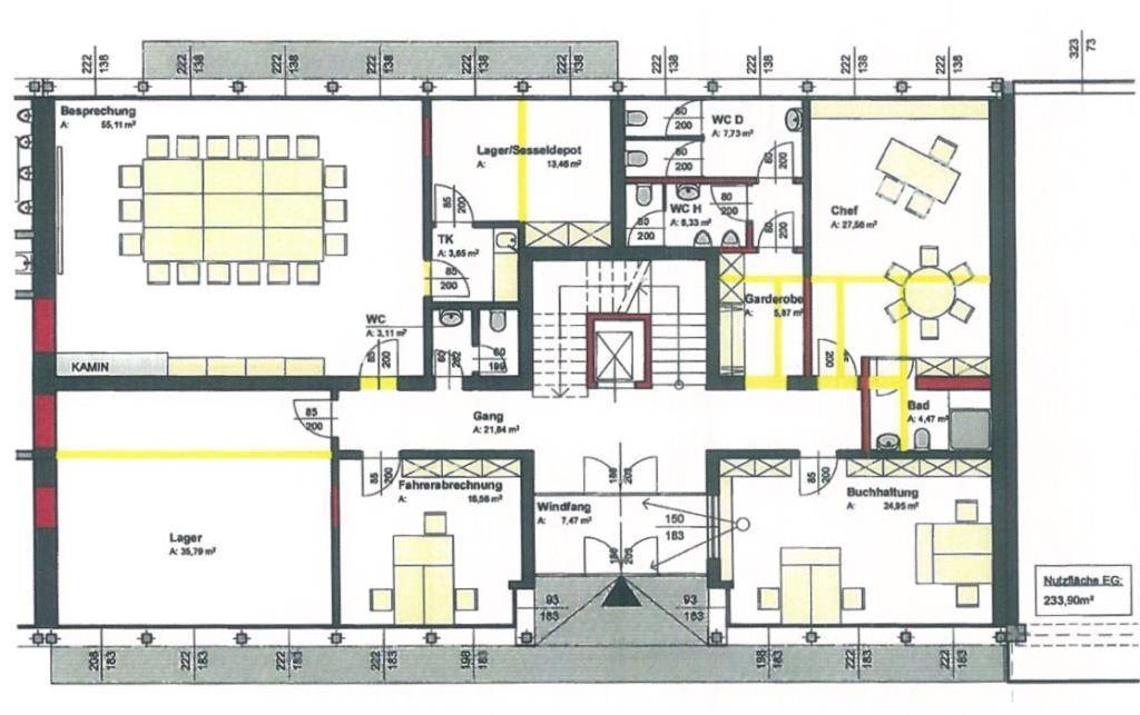 Detaillierter Grundriss einer Büroetage mit Besprechungsräumen, Büros und Sanitäranlagen.