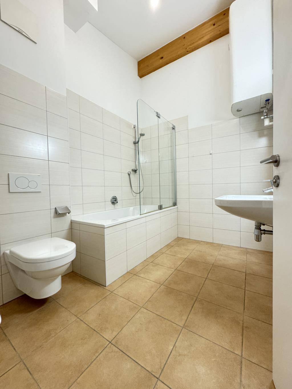 Bad mit Wanne und WC